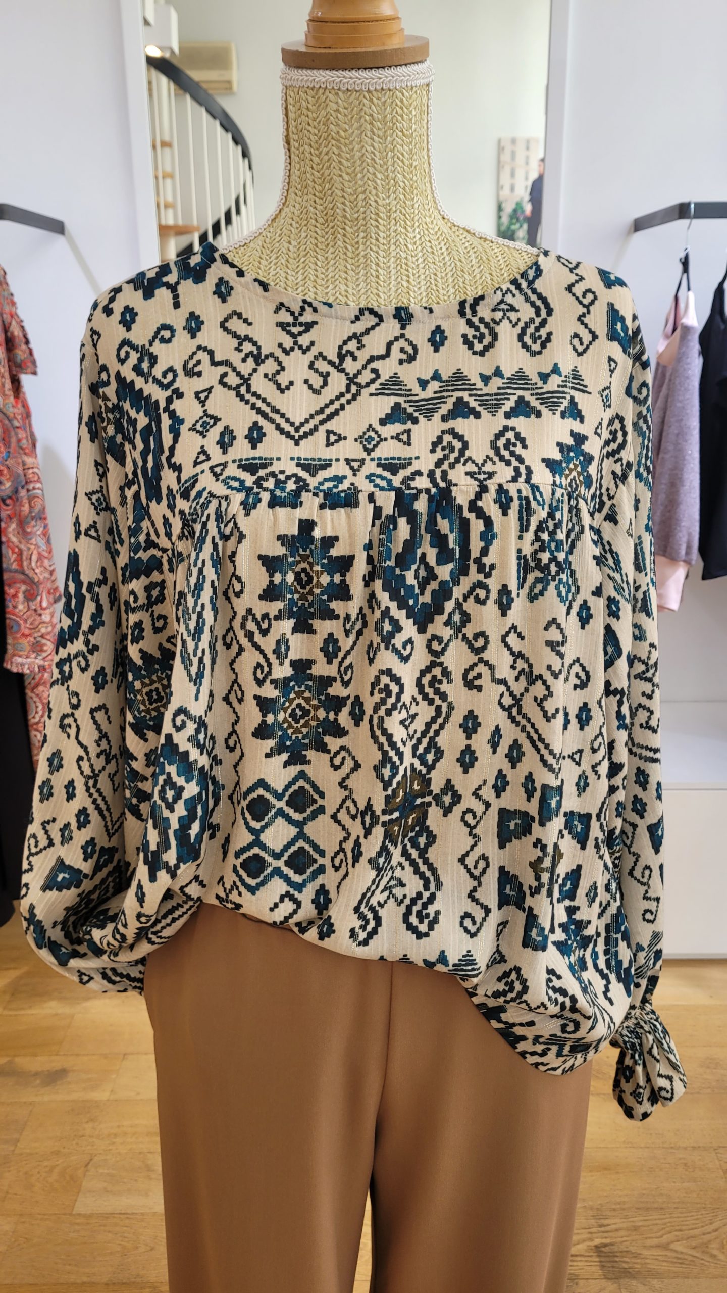 Blouse ANNA viscose lurex imprimée jacquard bleu canard sur fond beige