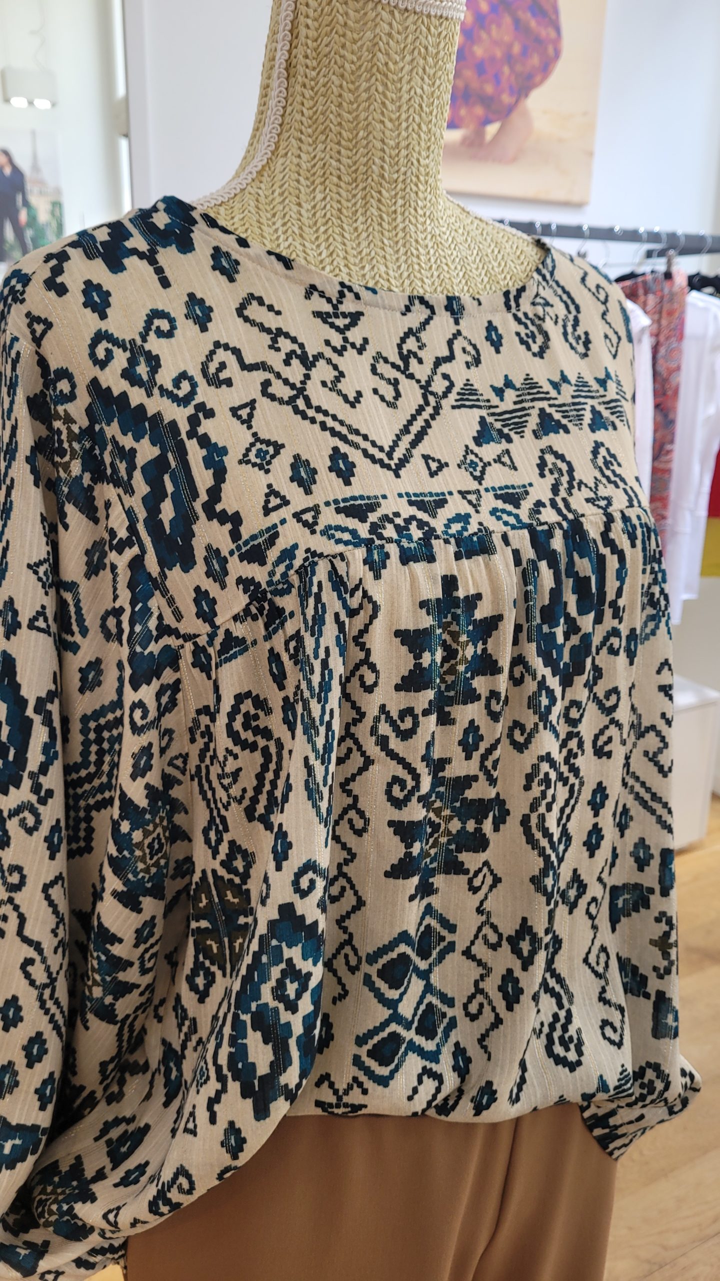 Blouse ANNA viscose lurex imprimée jacquard bleu canard sur fond beige