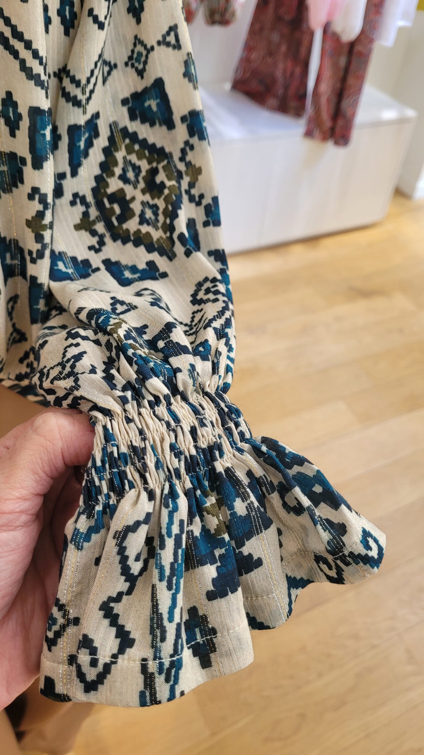 Blouse ANNA viscose lurex imprimée jacquard bleu canard sur fond beige