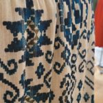 ANNA viscose lurex imprimée jacquard bleu canard sur fond beige
