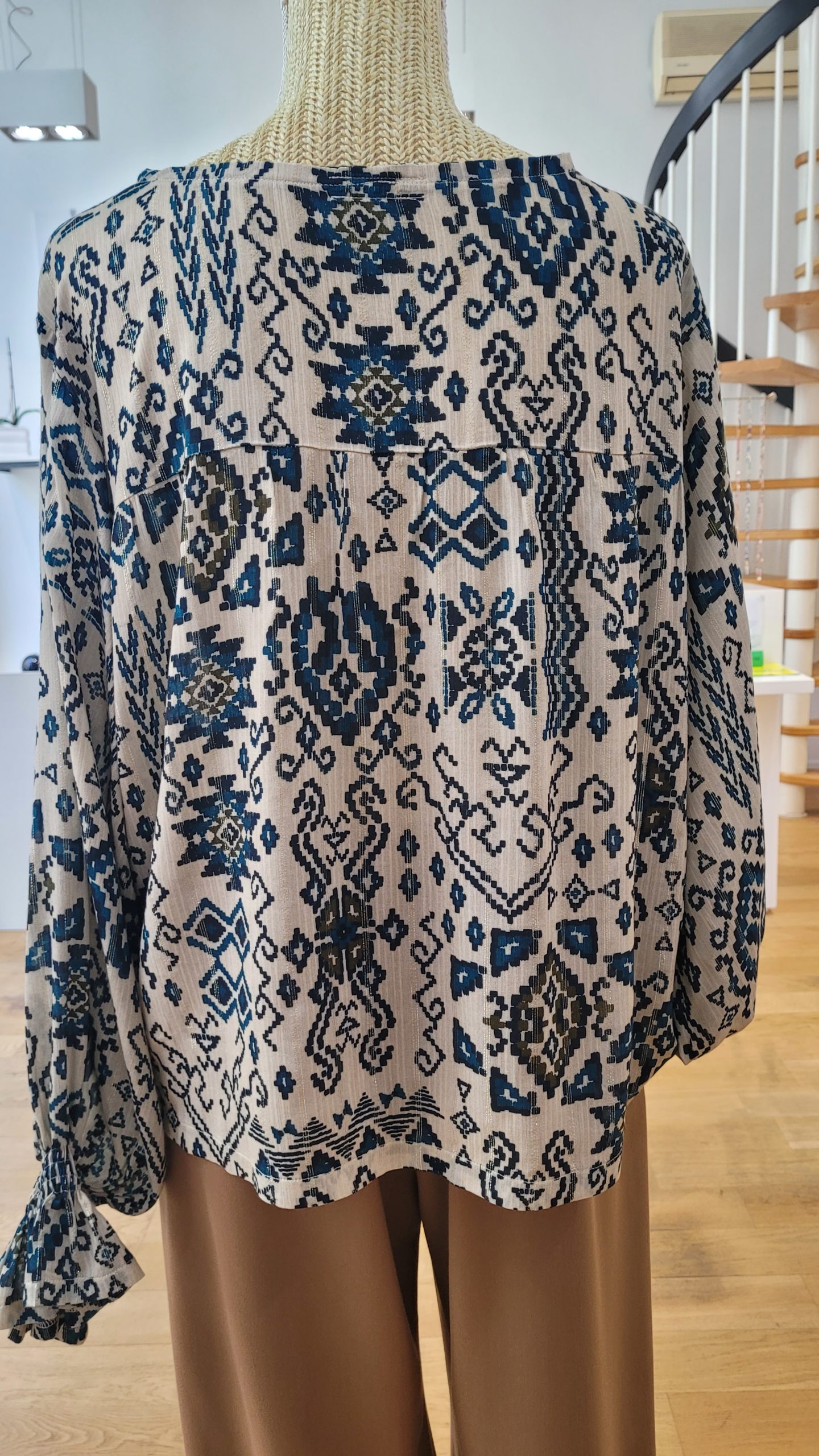 Blouse ANNA viscose lurex imprimée jacquard bleu canard sur fond beige